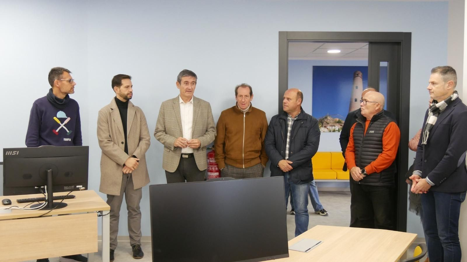 Autoridades locales y vecinos, presentes en la inauguración de la nueva sala TIC de Adra.