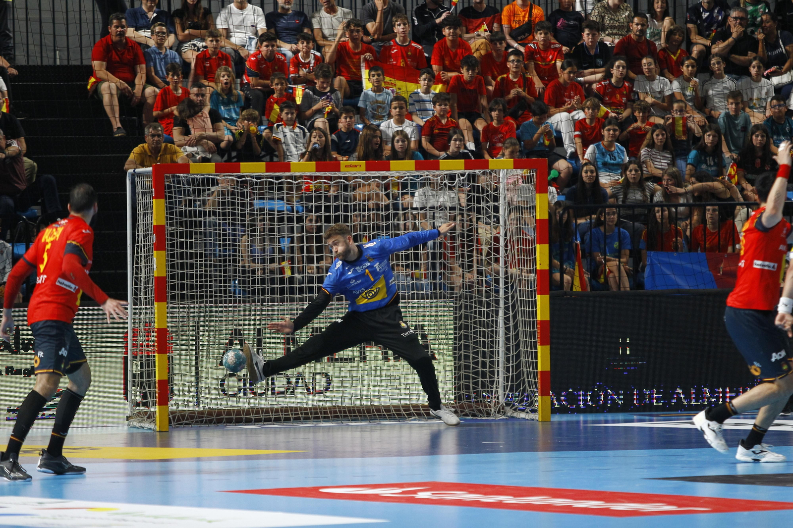 Imágenes del España-Dinamarca de la EHF Euro Cup de balonmano, en Almería