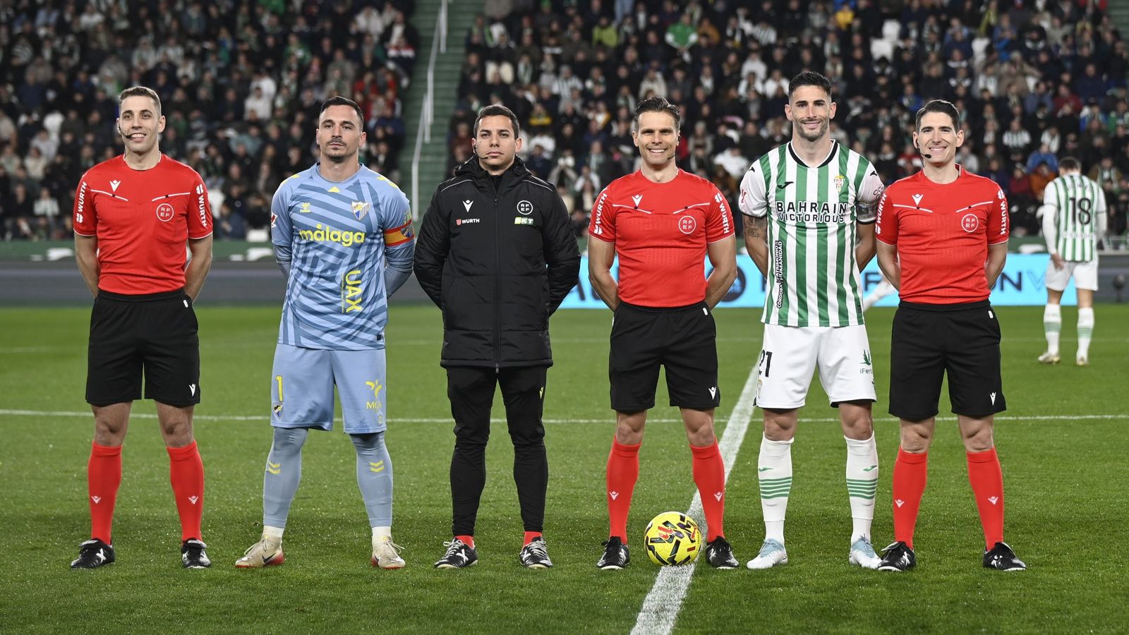 Albarrán ejerce como capitán del Córdoba CF en el sorteo de campos del derbi ante el Málaga.