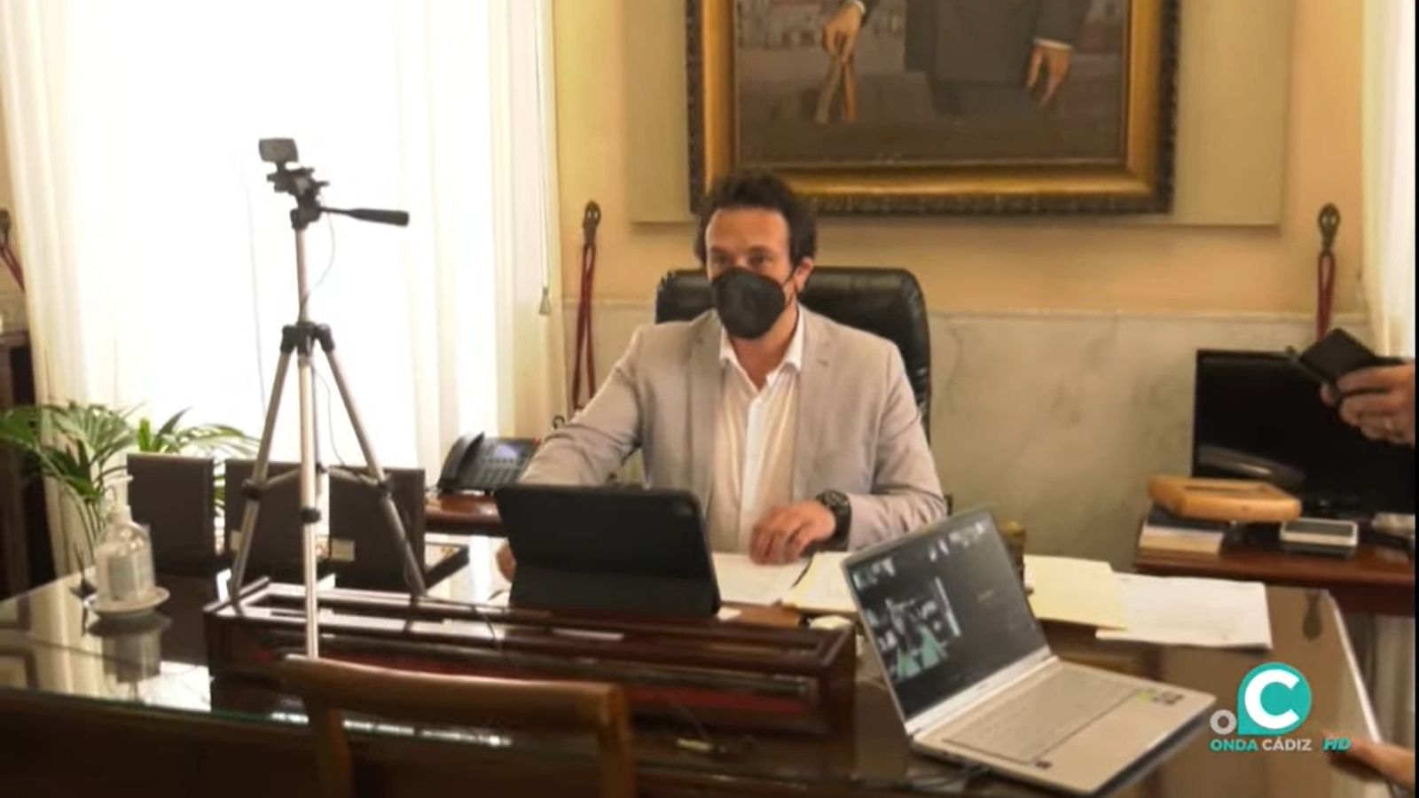 El alcalde de Cádiz, José María González Kichi, preside desde su despacho el Pleno municipal del mes de febrero.
