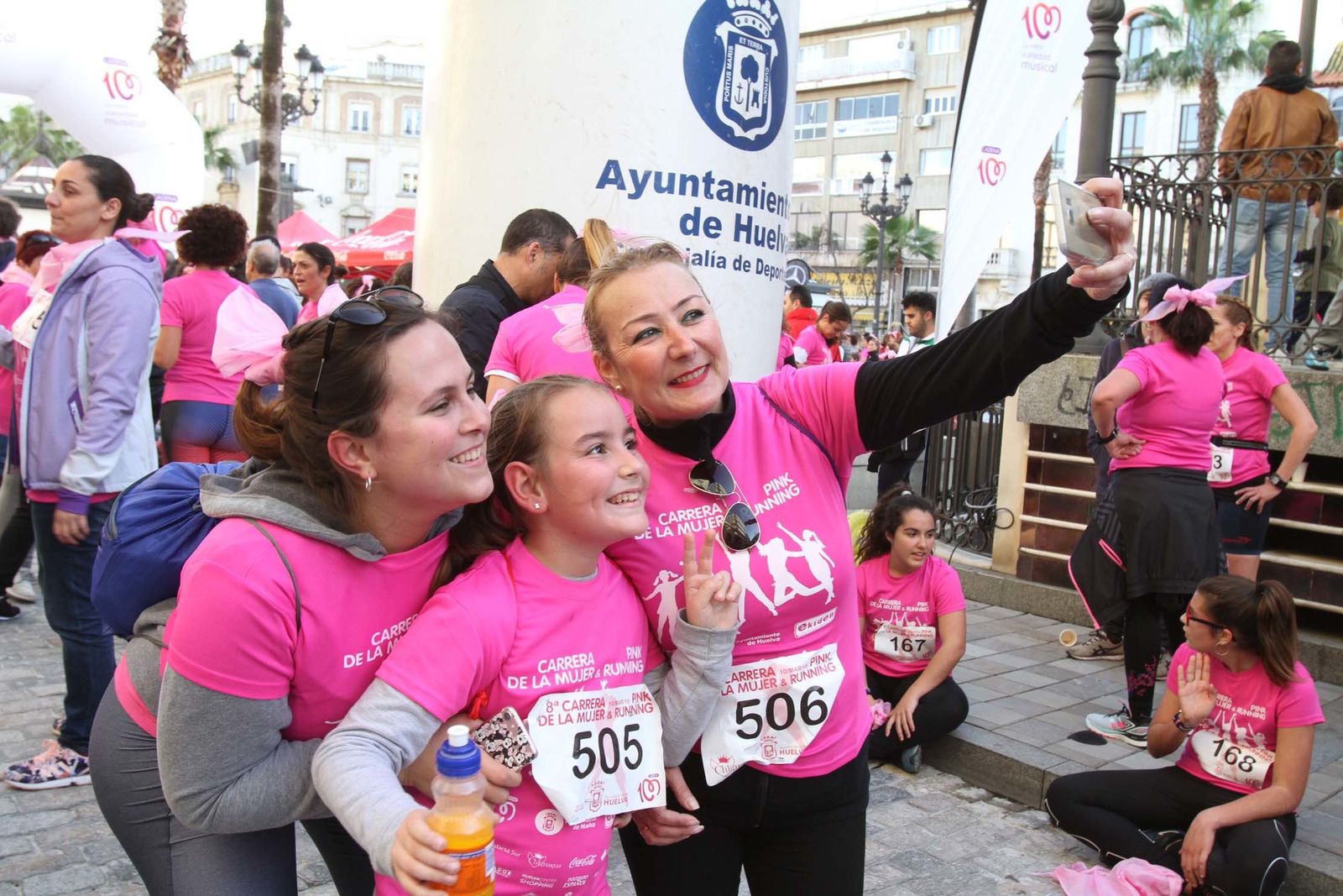 Imágenes de la Carrera contra el cáncer de mama de Huelva.