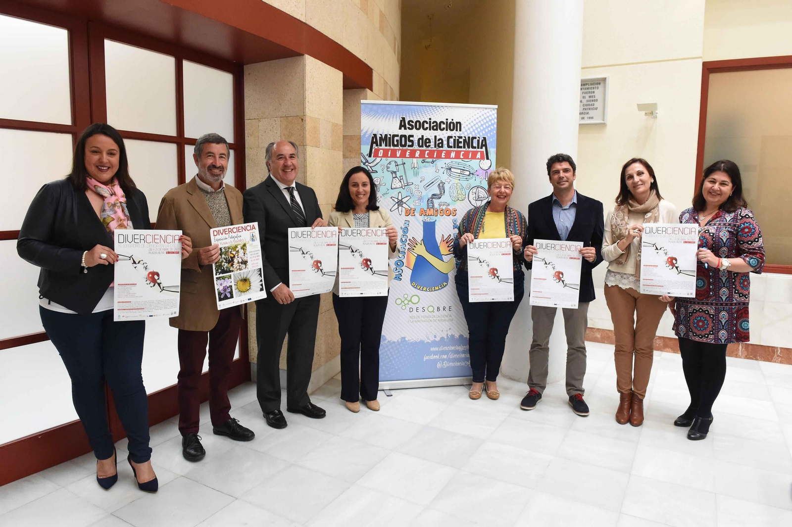 El alcalde, José Ignacio Landaluce, con la promotora de Diverciencia, Ana Villaescusa, y el resto de organizadores.