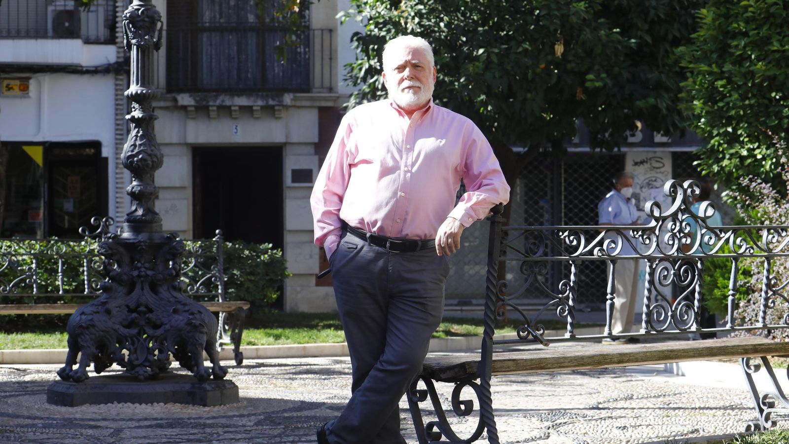 El presidente de la Federación de Peñas Cordobesas, en la plaza Doctor Emilio Luque.