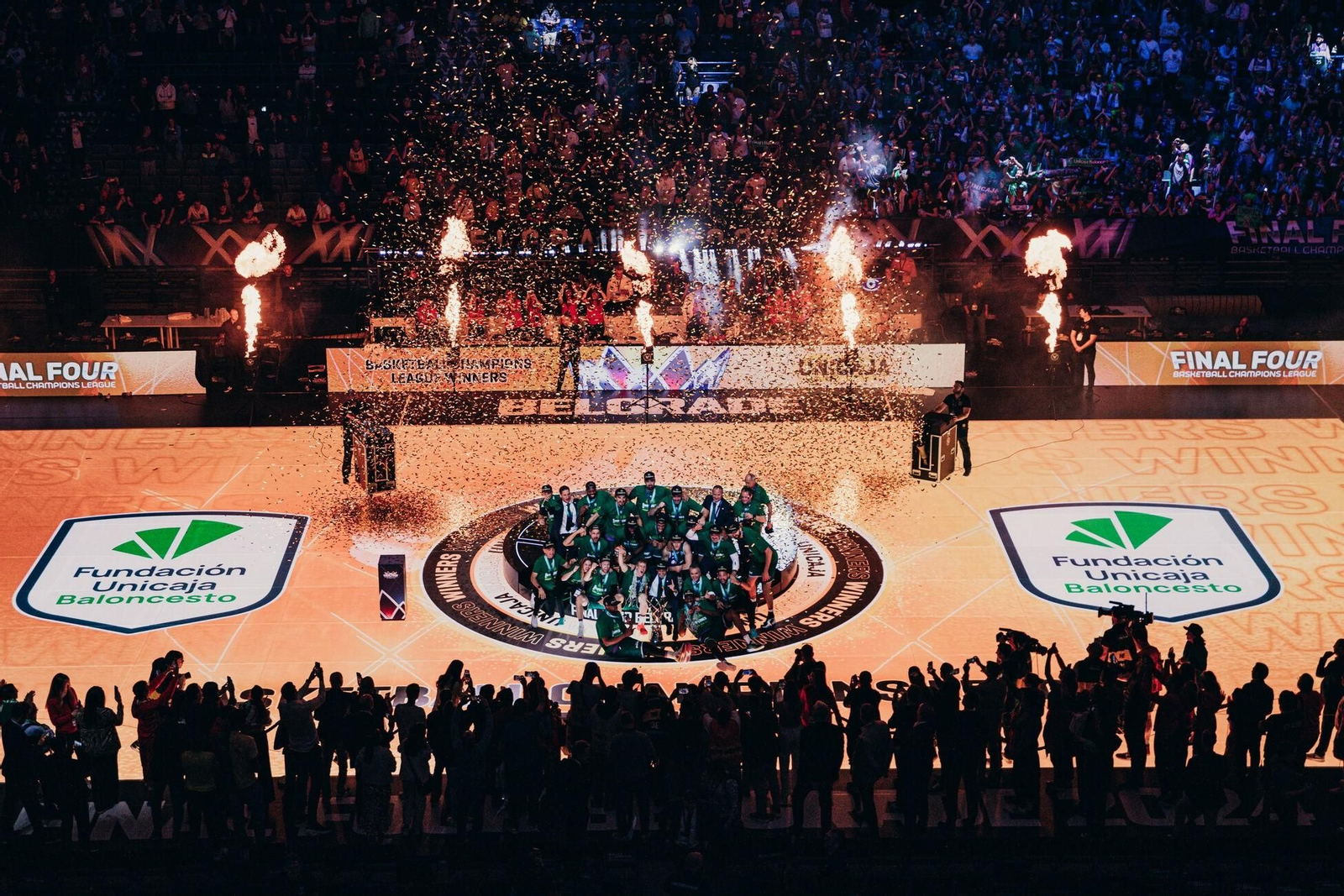 El Unicaja celebra el título en Belgrado. El Unicaja celebra el título en Belgrado.