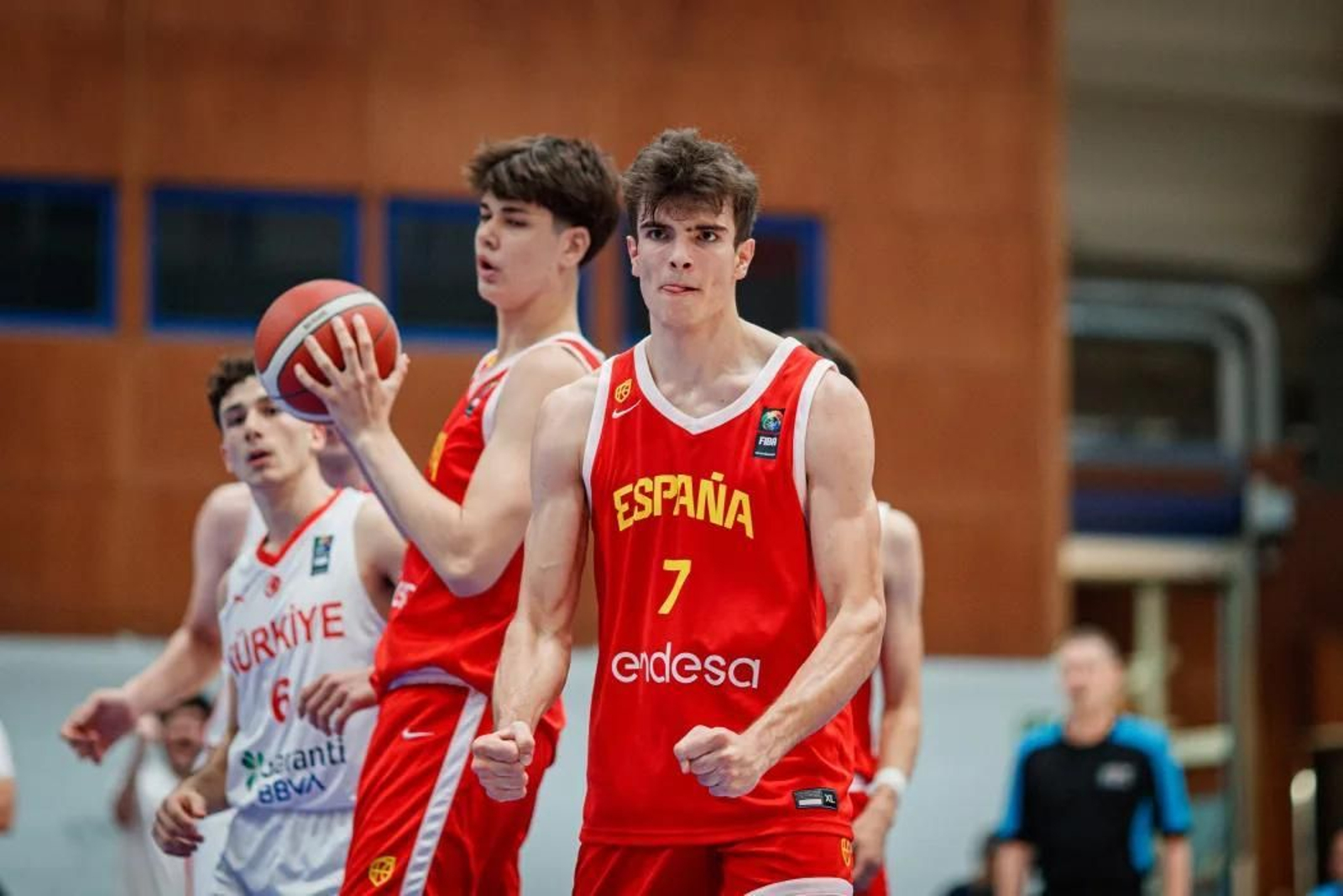 Día aciago de Mario Saint-Supéry en otra debacle de España en el Europeo sub 18