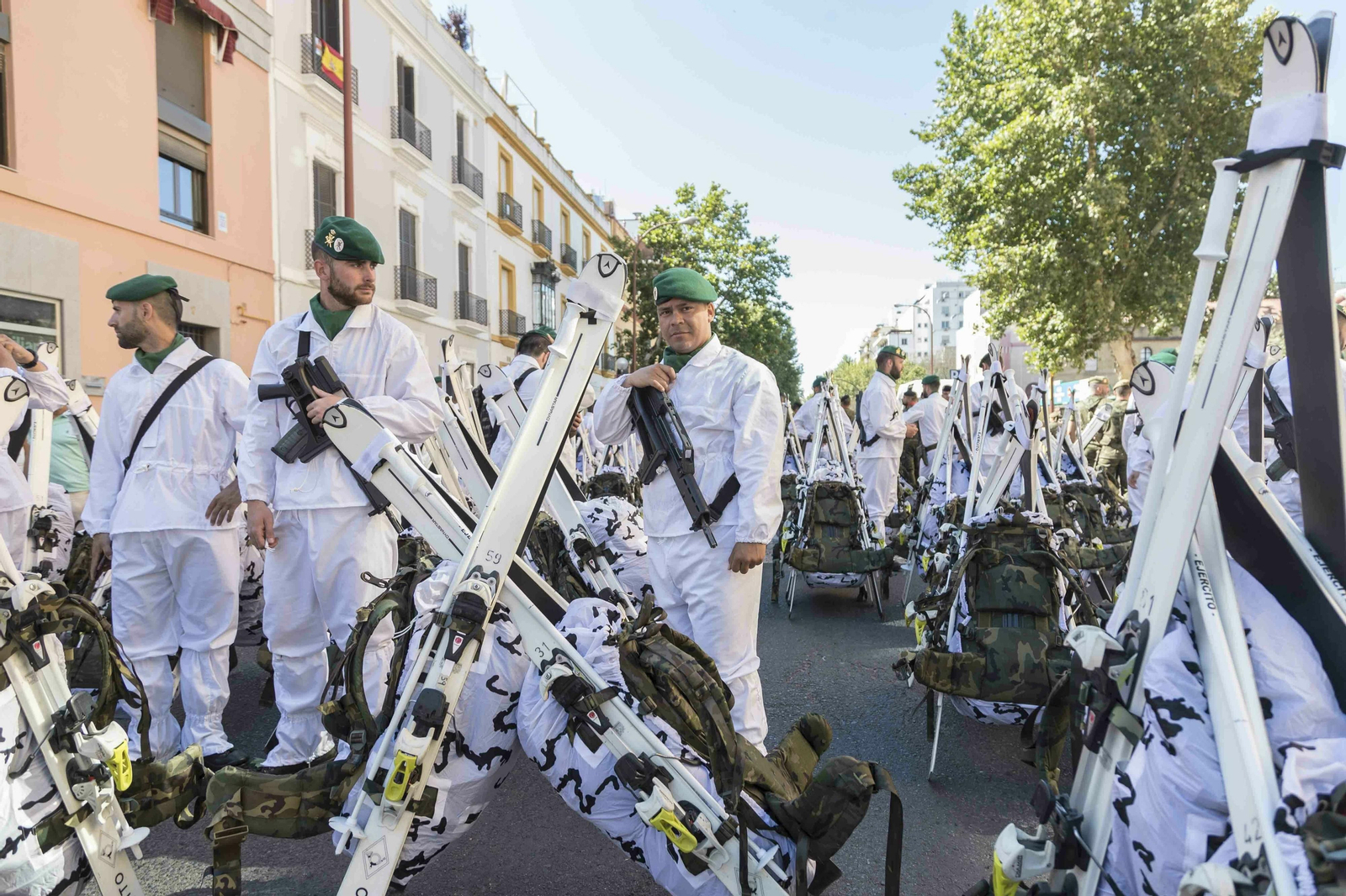 Las imágenes del desfile del Día de las Fuerzas Armadas en Sevilla