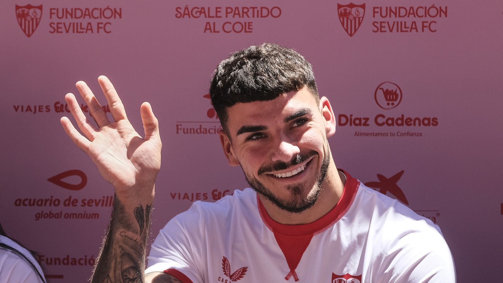 Isaac saluda a los niños en el estadio Ramón Sánchez-Pizjuán.