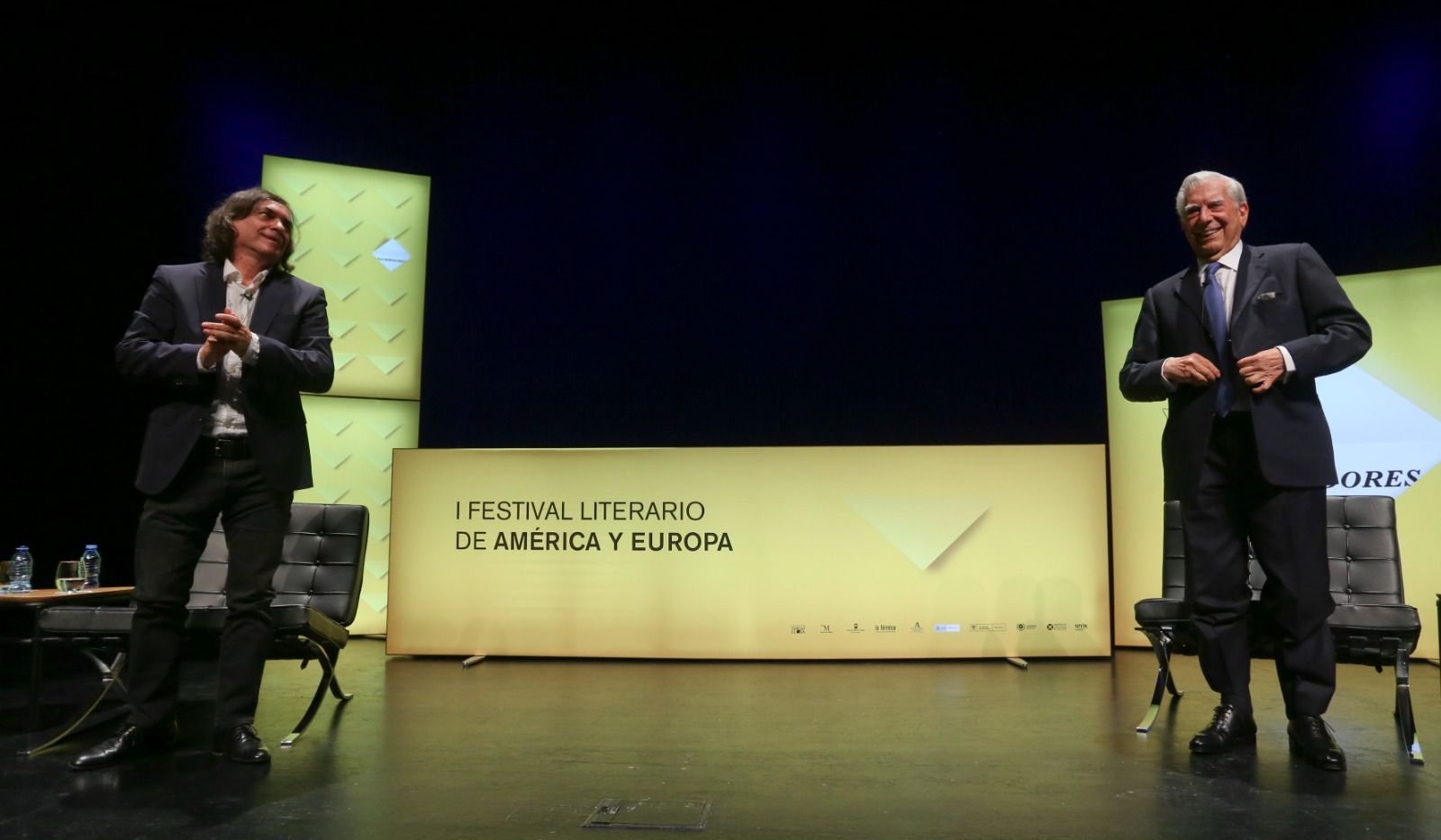 Mario Vargas Llosa y Mircea Cartarescu durante su diálogo.