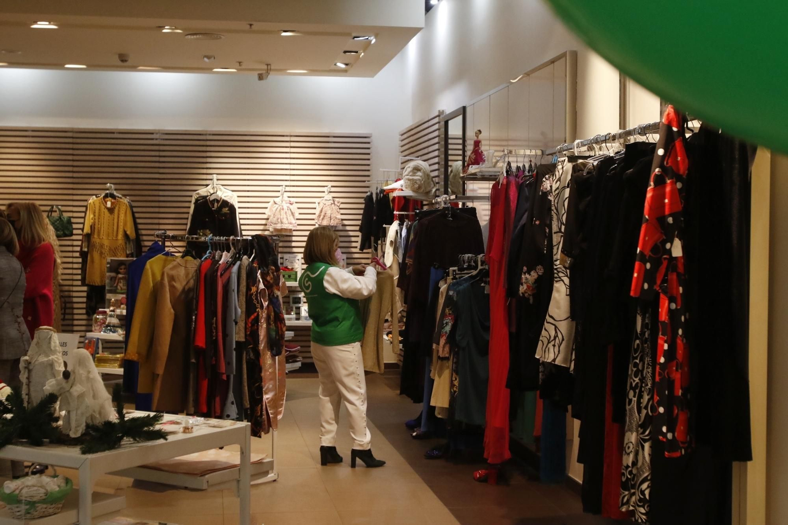 La tienda del centro comercial La Sierra para ayudar a los enfermos de cáncer, en imágenes