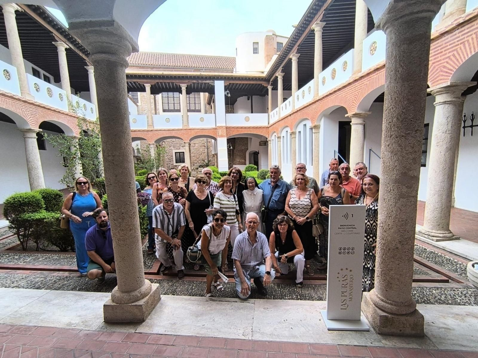 El grupo de Amigos de la Alcazaba durante su visita al Convento de Las Puras.