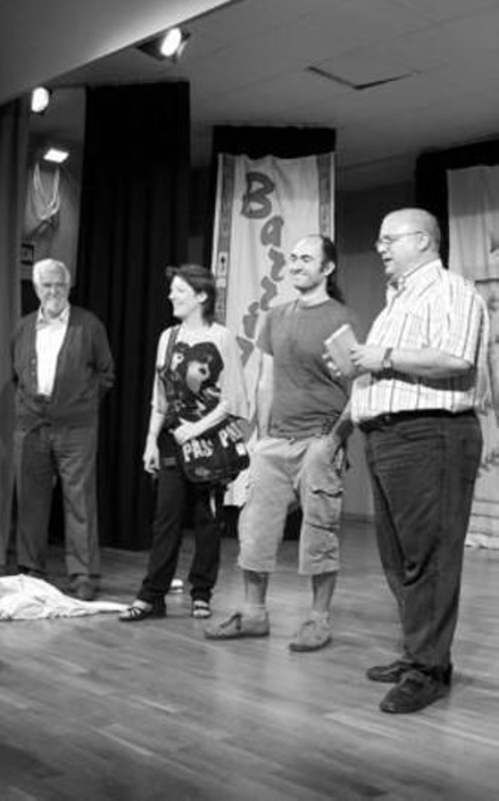 Juan Alberto Salvatierra, en el centro de la imagen, ayer.