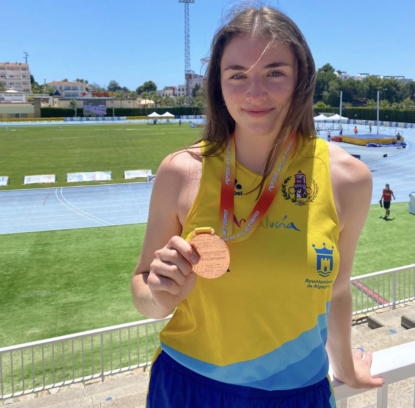 Cristina Adela Roberts, del Bahía, con su bronce nacional.