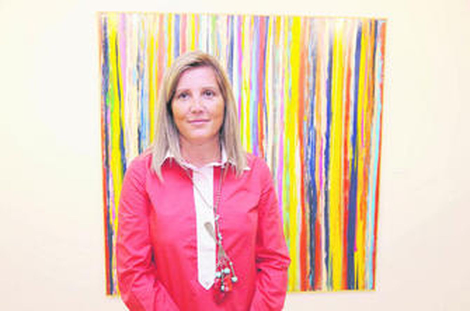 Cot posa ante una de sus obras en la sala Gh40.