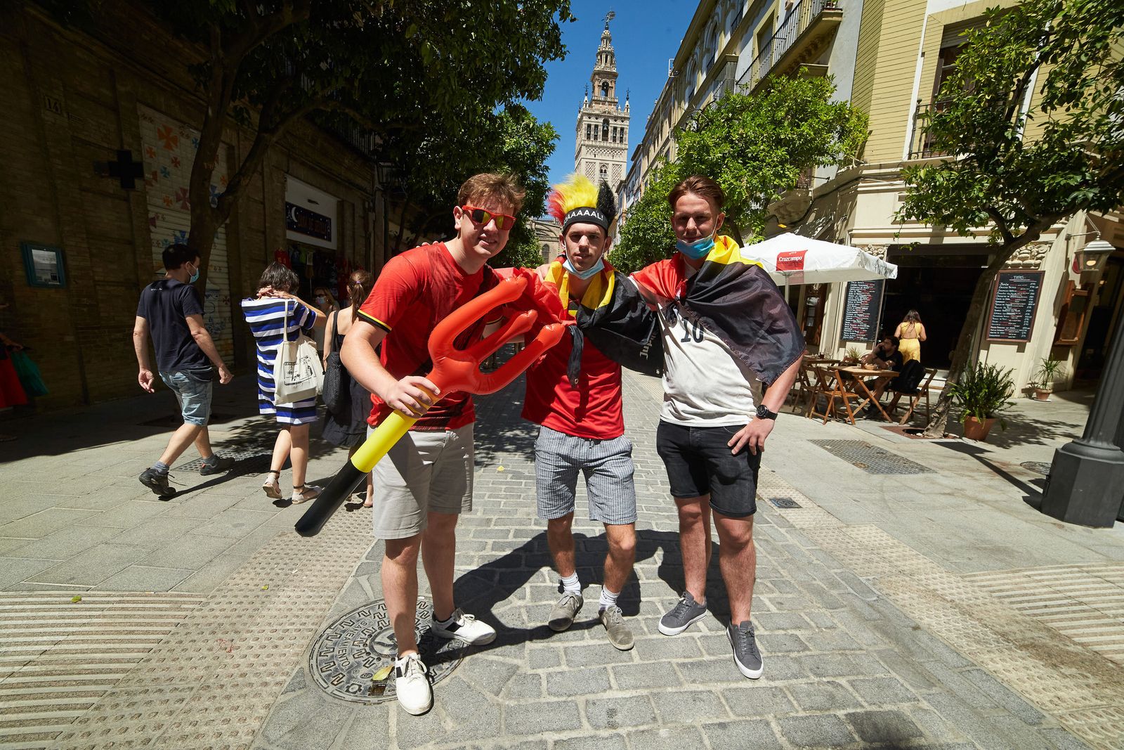 Imágenes de la convivencia entre belgas y portugueses por las calles de Sevilla.