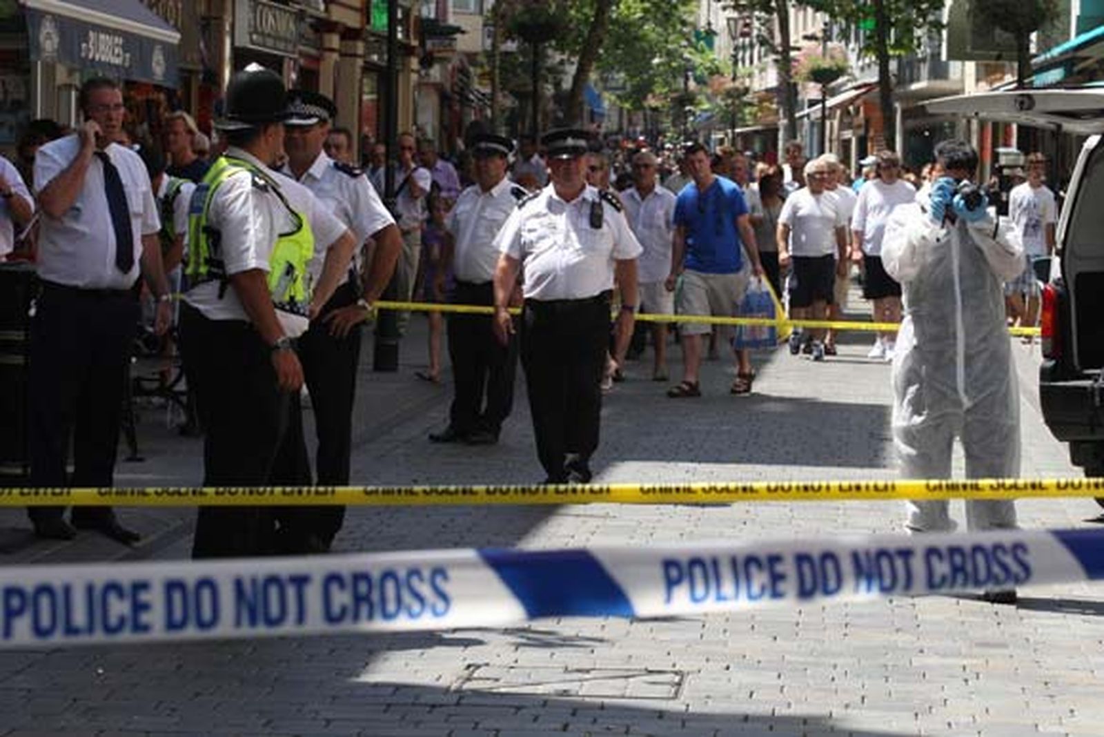 La policía inspecciona la zona y  la acordona 

Foto: Paco Guerrero