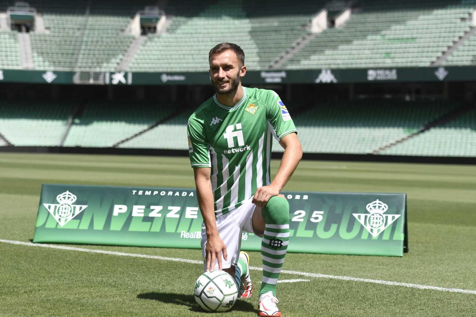 Pezzella posa en el estadio Benito Villamarín.