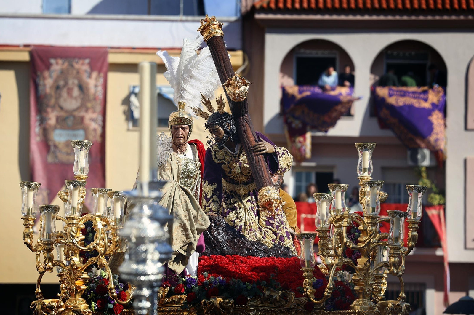 Las mejores imágenes del Lunes Santo en Huelva: Hermandad de las Tres Caídas