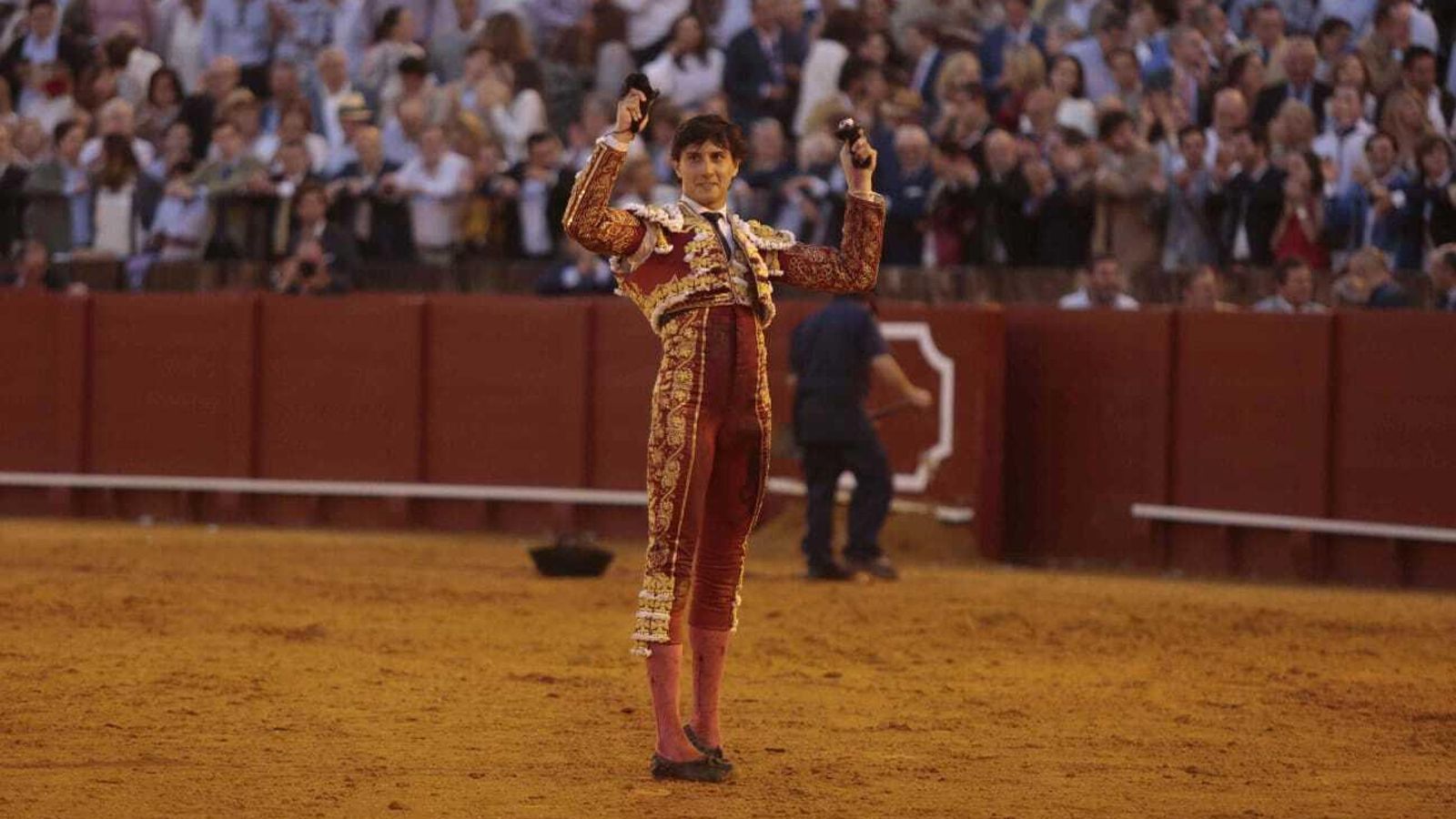 Roca Rey muestra las dos orejas que le ha cortado al sexto toro.