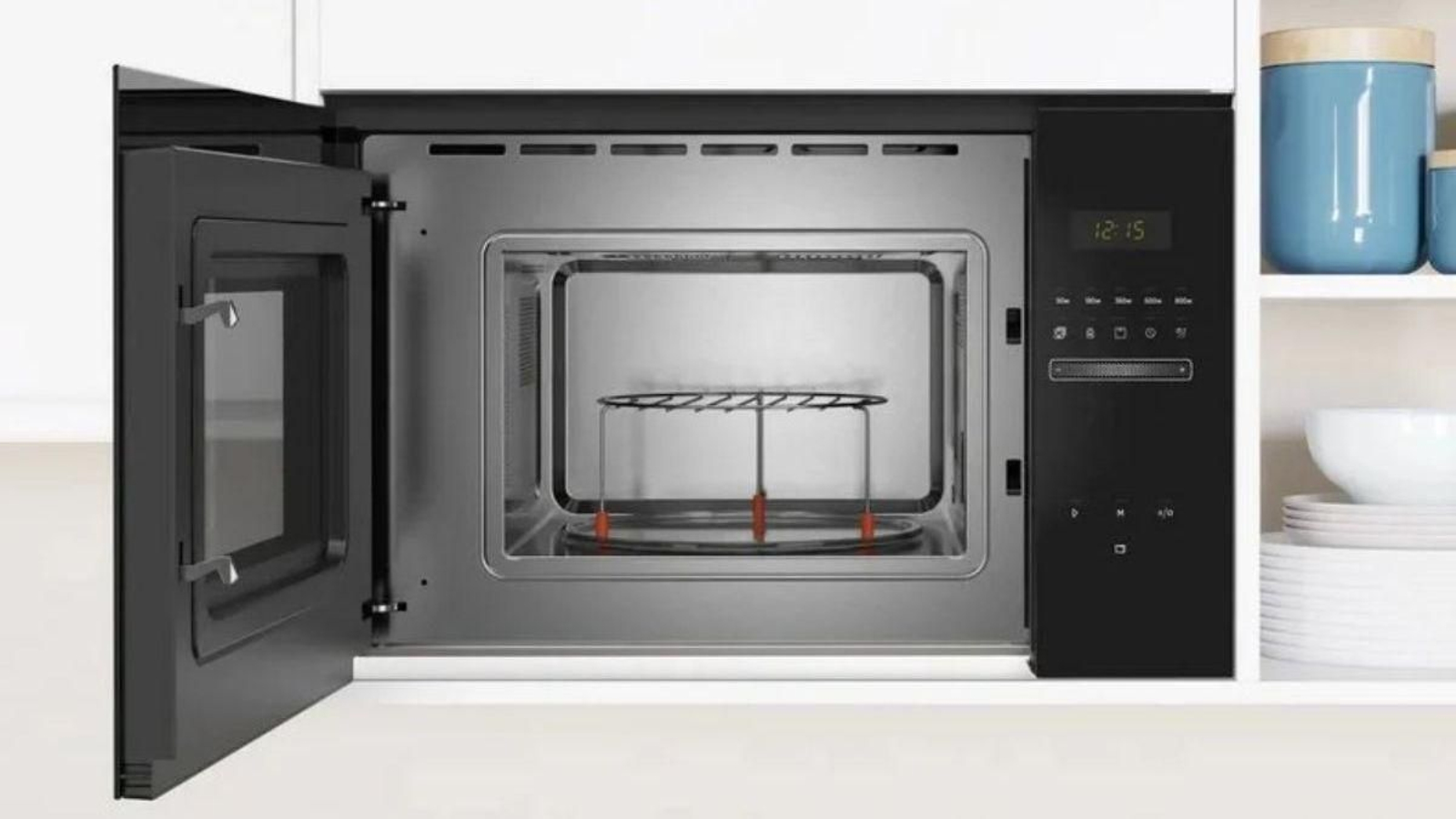 PcComponentes rebaja este microondas integrable Balay con autolimpieza, grill y programas automáticos