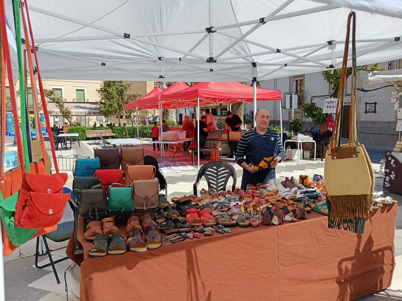 El propósito principal es fortalecer un grupo de productores y artesanos para consolidar un mercado itinerante y crear grupos de consumo y cestas que perduren en el tiempo.