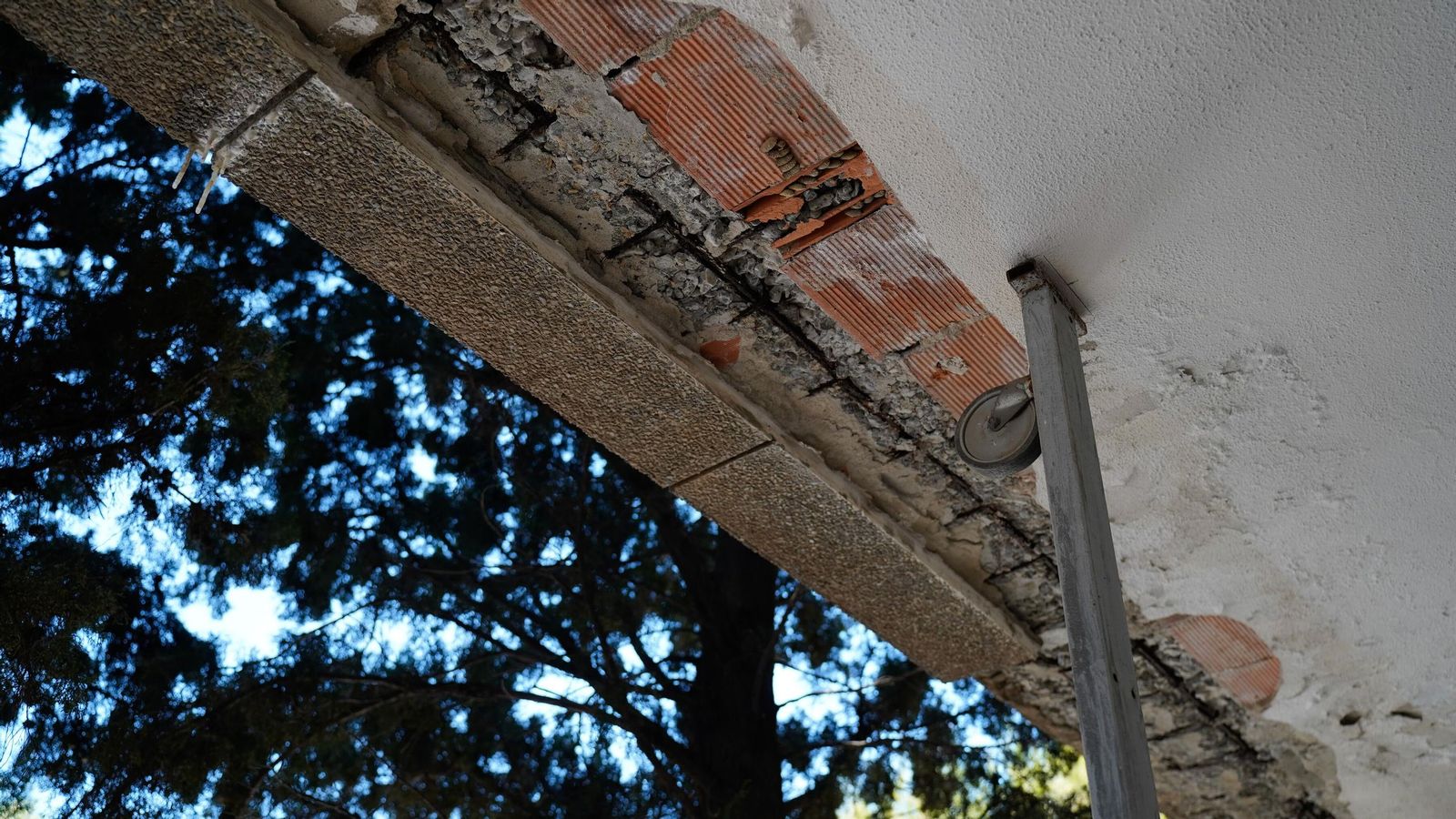 Un puntal y desprendimientos en uno de los voladizos de la galería del centro cívico de La Reconquista.