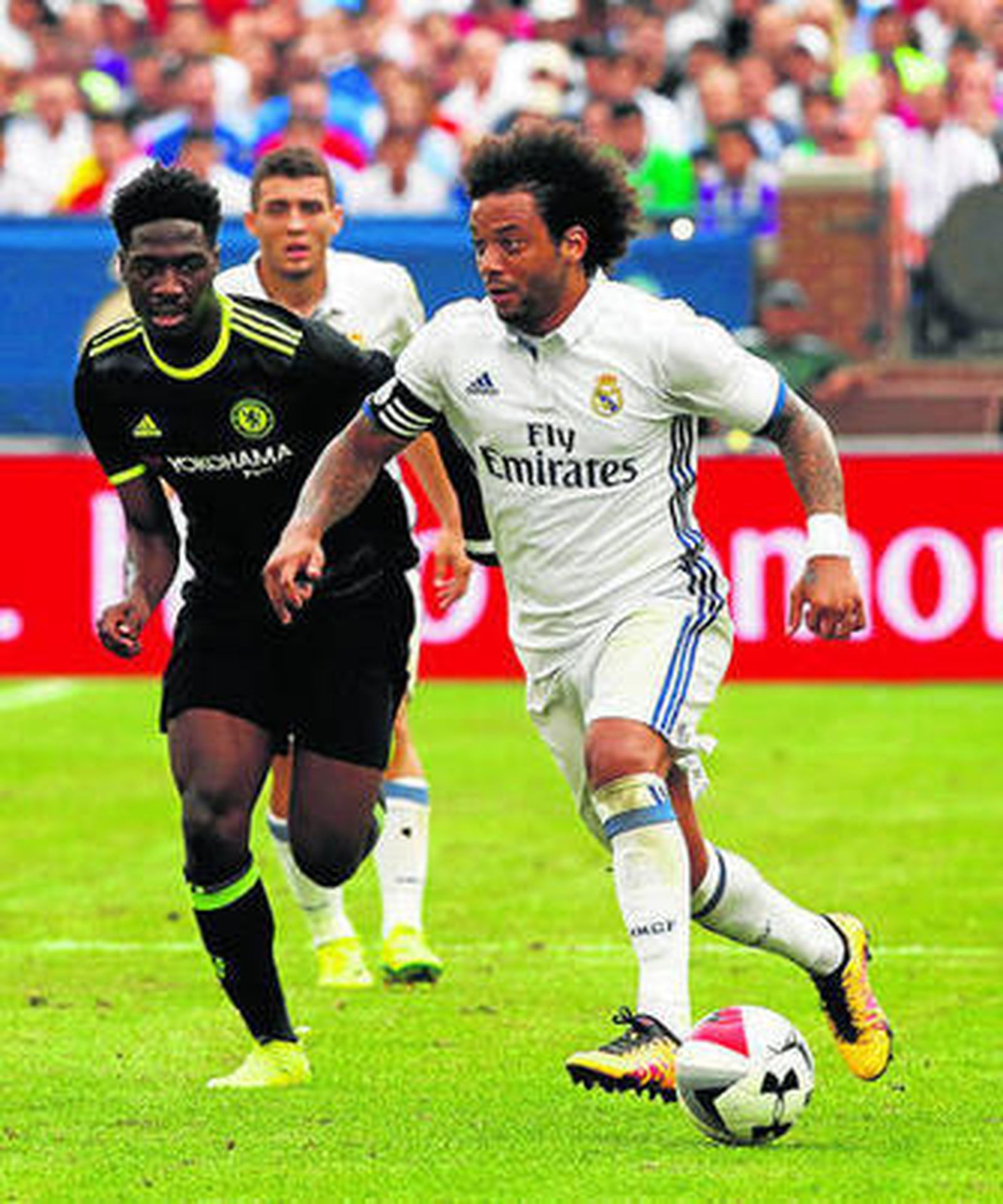 Marcelo inicia un ataque tras una veloz arrancada ante Ola Aina.