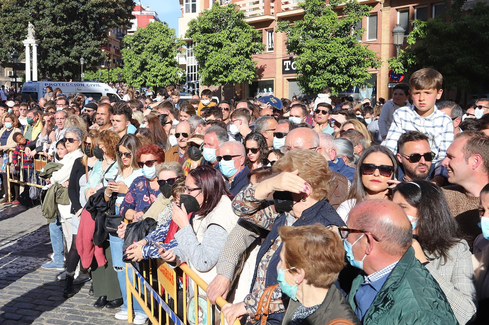 Ambiente en las calles de Huelva para ver la Legión junto al Cristo de la Vera+Cruz