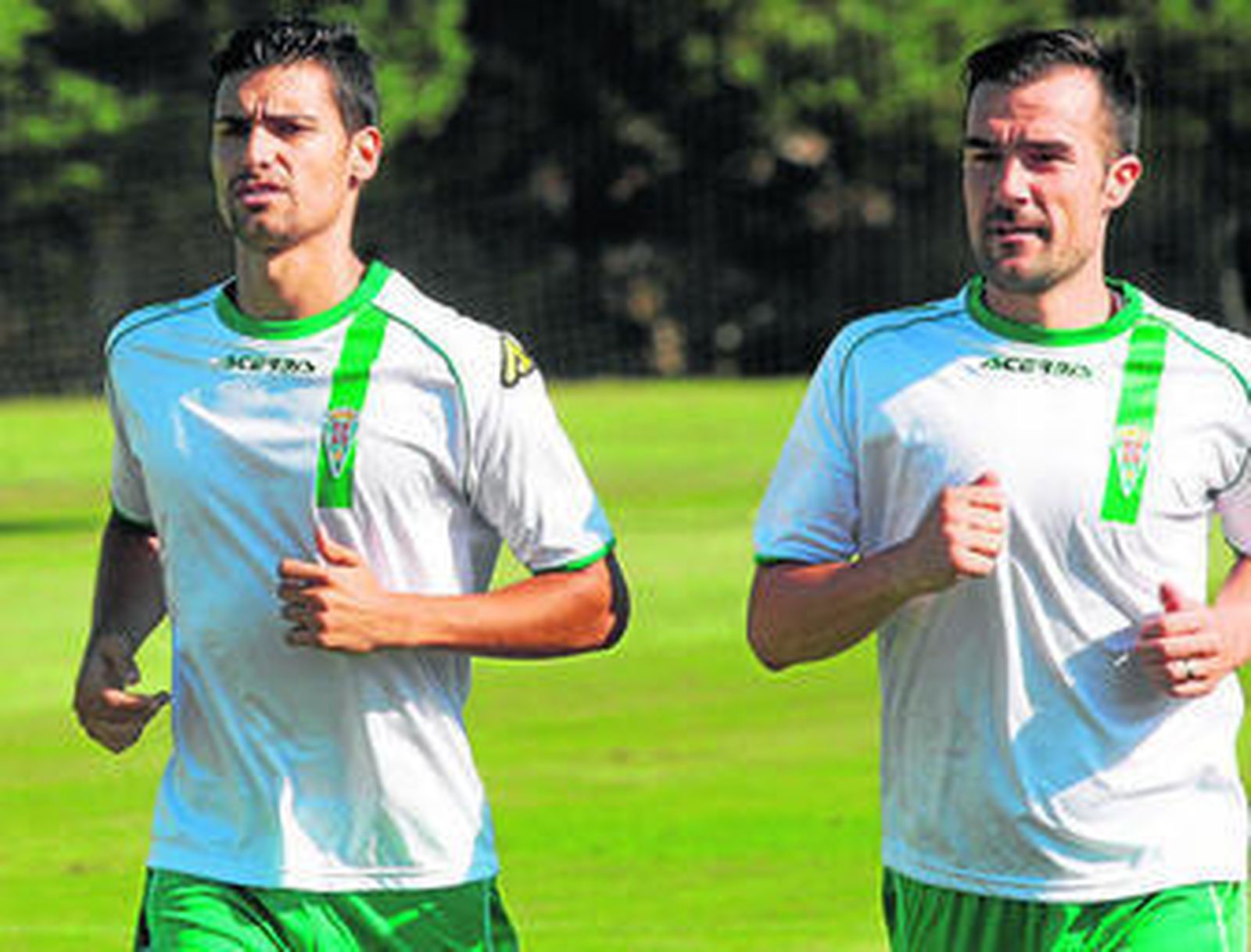 Albert Ferrer busca un balón durante el entrenamiento celebrado en la mañana de ayer en la Ciudad Deportiva.