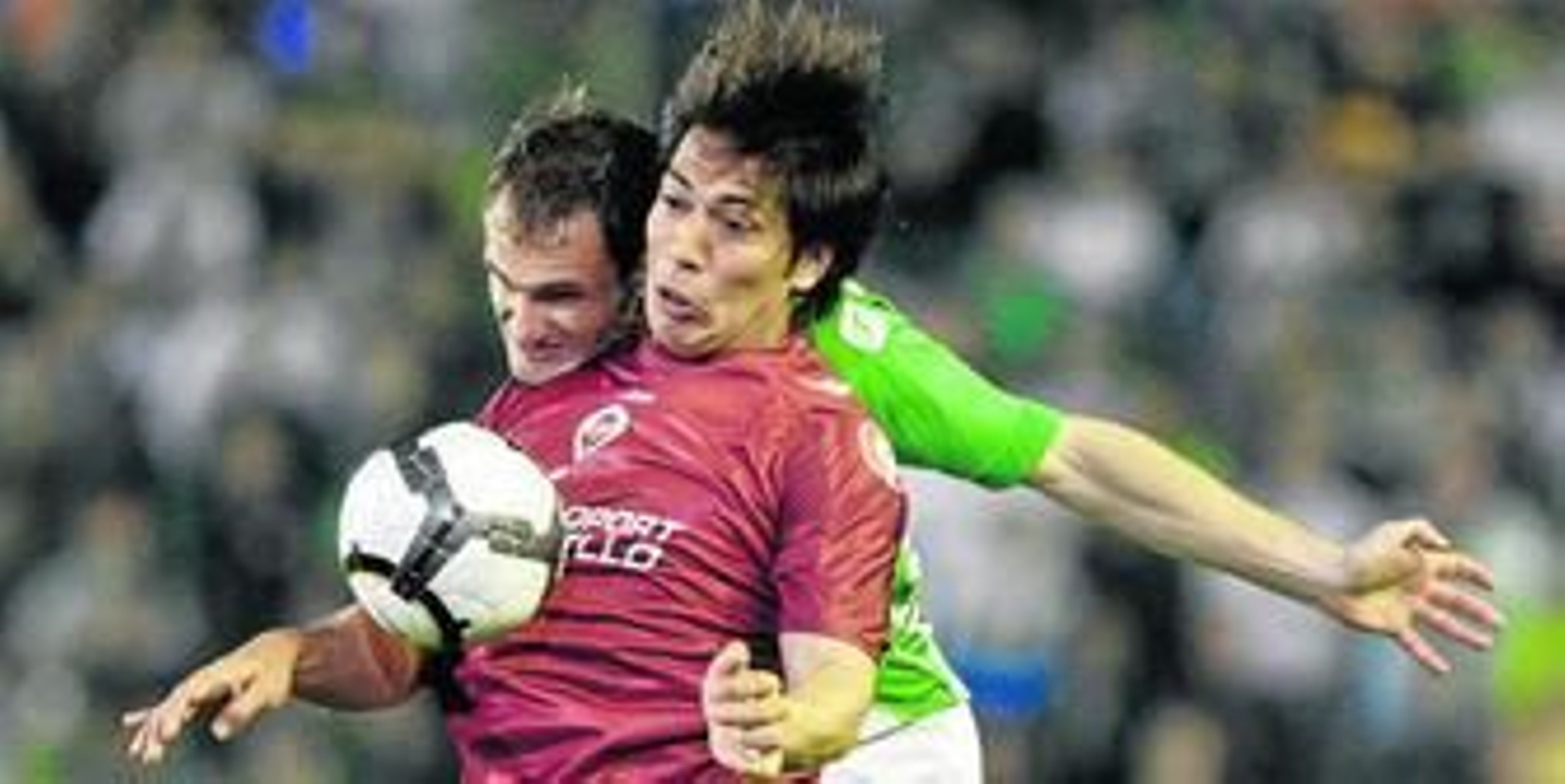 Leonardo Ulloa retiene el balón ante Carlos García, que puede ser futuro compañero, en un partido de la Liga Adelante de esta temporada entre Betis y Castellón.