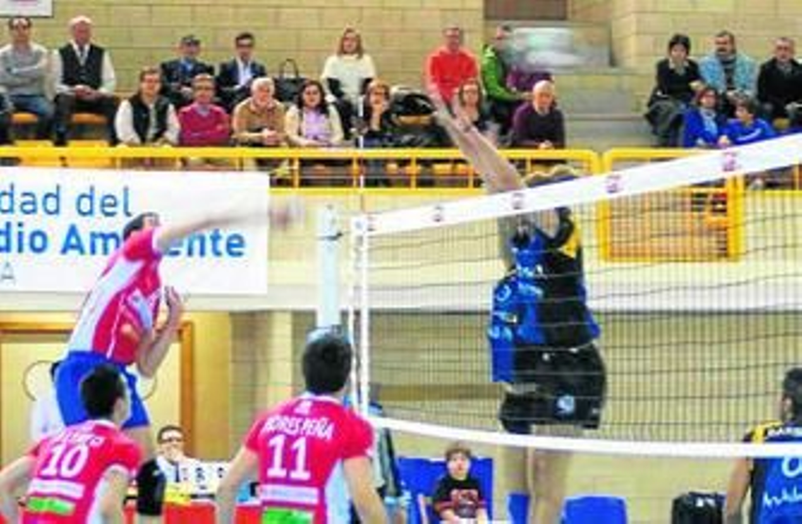 El soriano Casilla remata ante el bloqueo nazareno.