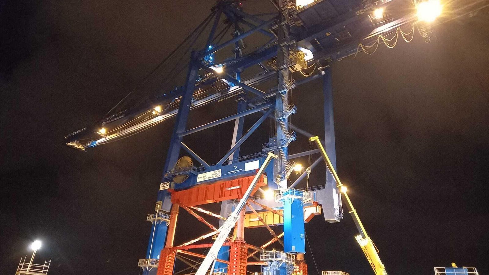 Colocación de las extensiones en la grúa 108 de TTI Algeciras. Colocación de las extensiones en la grúa 108 de TTI Algeciras.