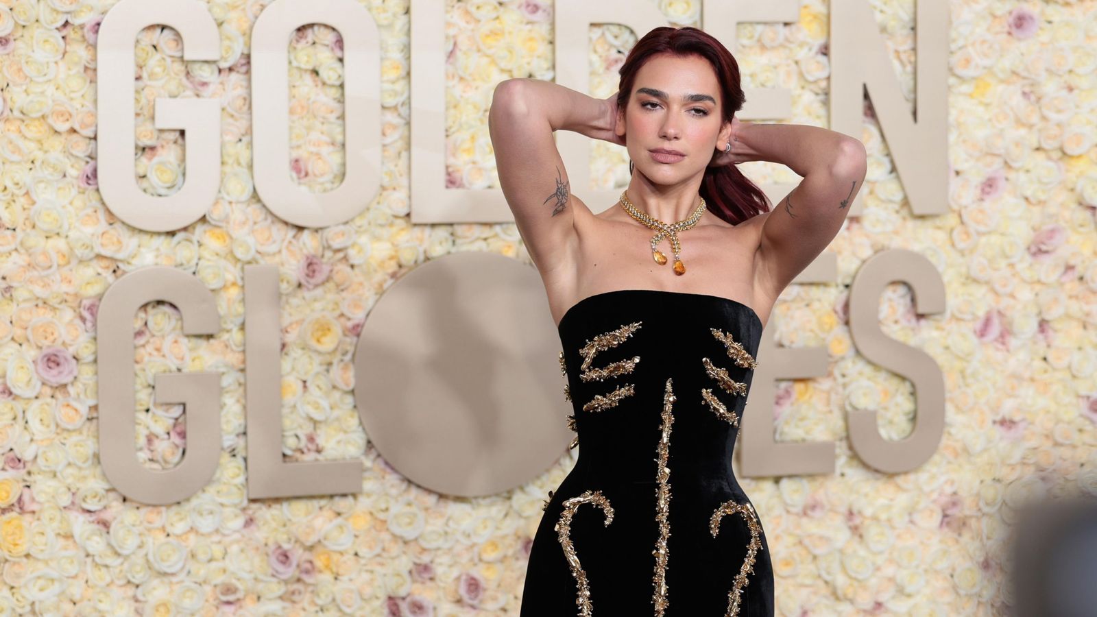 La cantante Dua Lipa, de negro, con modelo de Schiaparelli