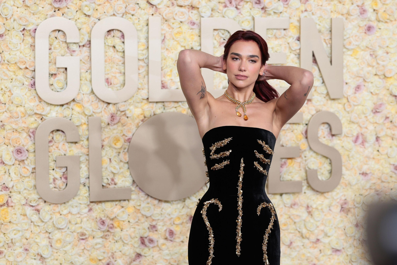 La cantante Dua Lipa, de negro, con modelo de Schiaparelli