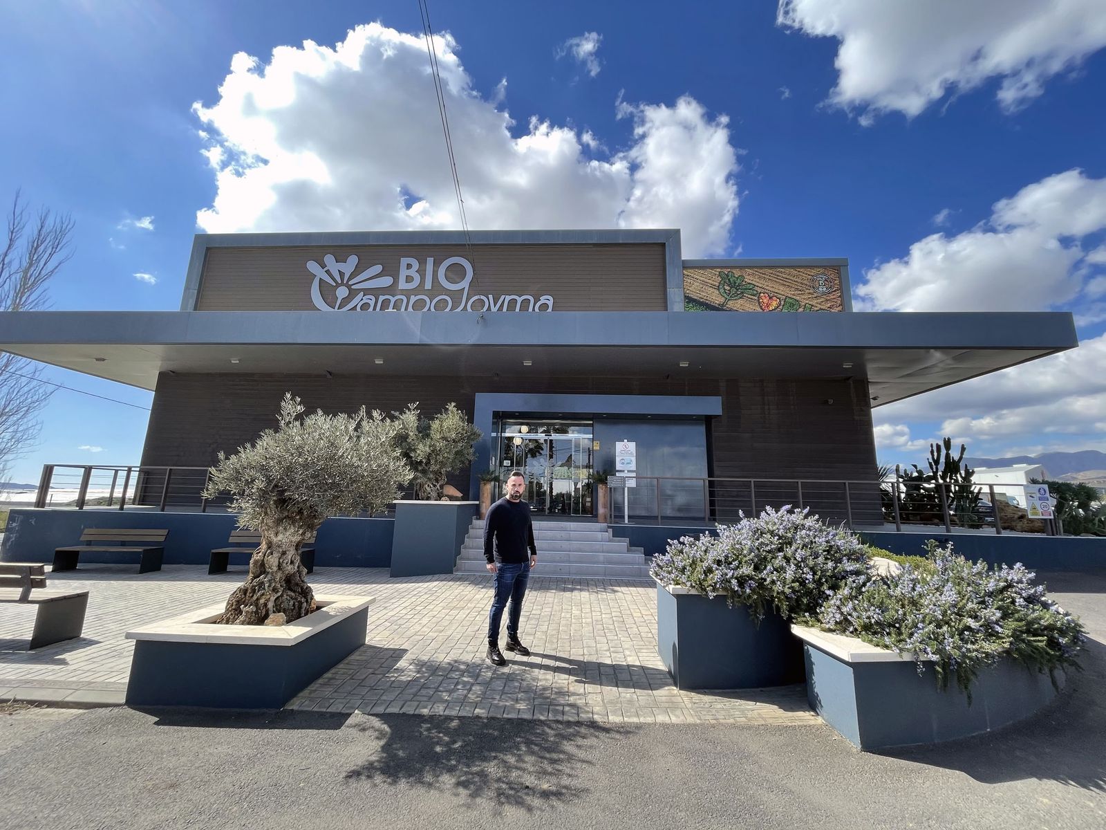 El fundador Francisco Jesús Montoya Sánchez frente a la fachada de la sede.