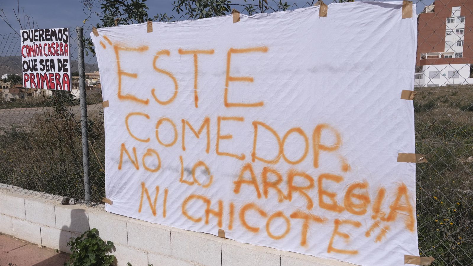 Pancartas de protesta que la AMPA ha colocado en la puerta del colegio para hacer públicas sus quejas y malestar