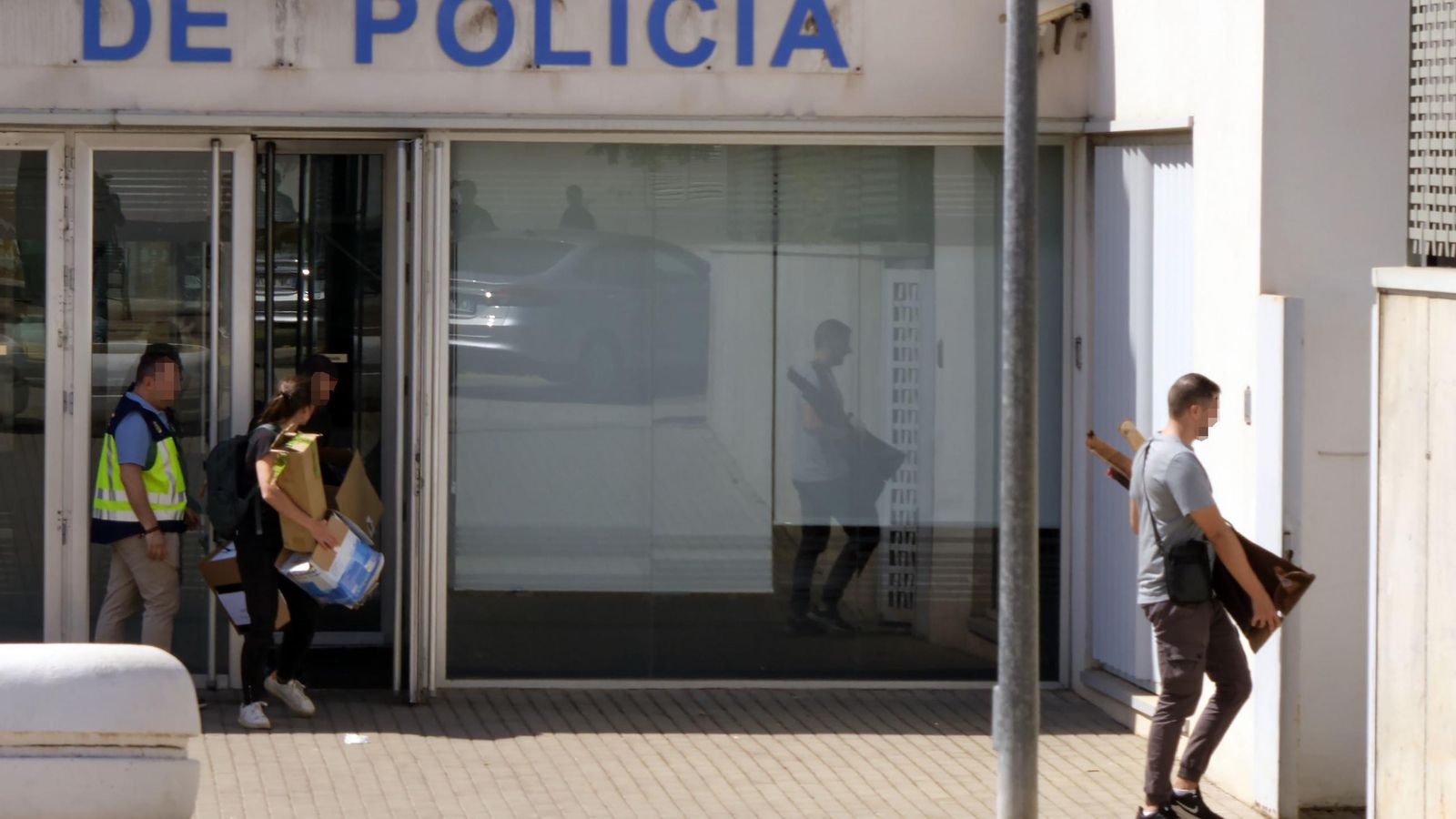 Policías nacionales en la comisaría de Alcalá. Policías nacionales en la comisaría de Alcalá.
