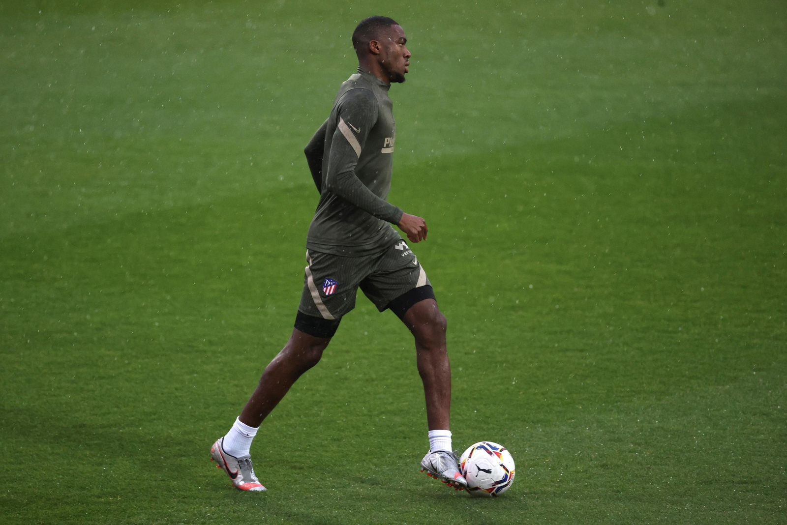 Kondogbia, en el entrenamiento del Atlético de Madrid.