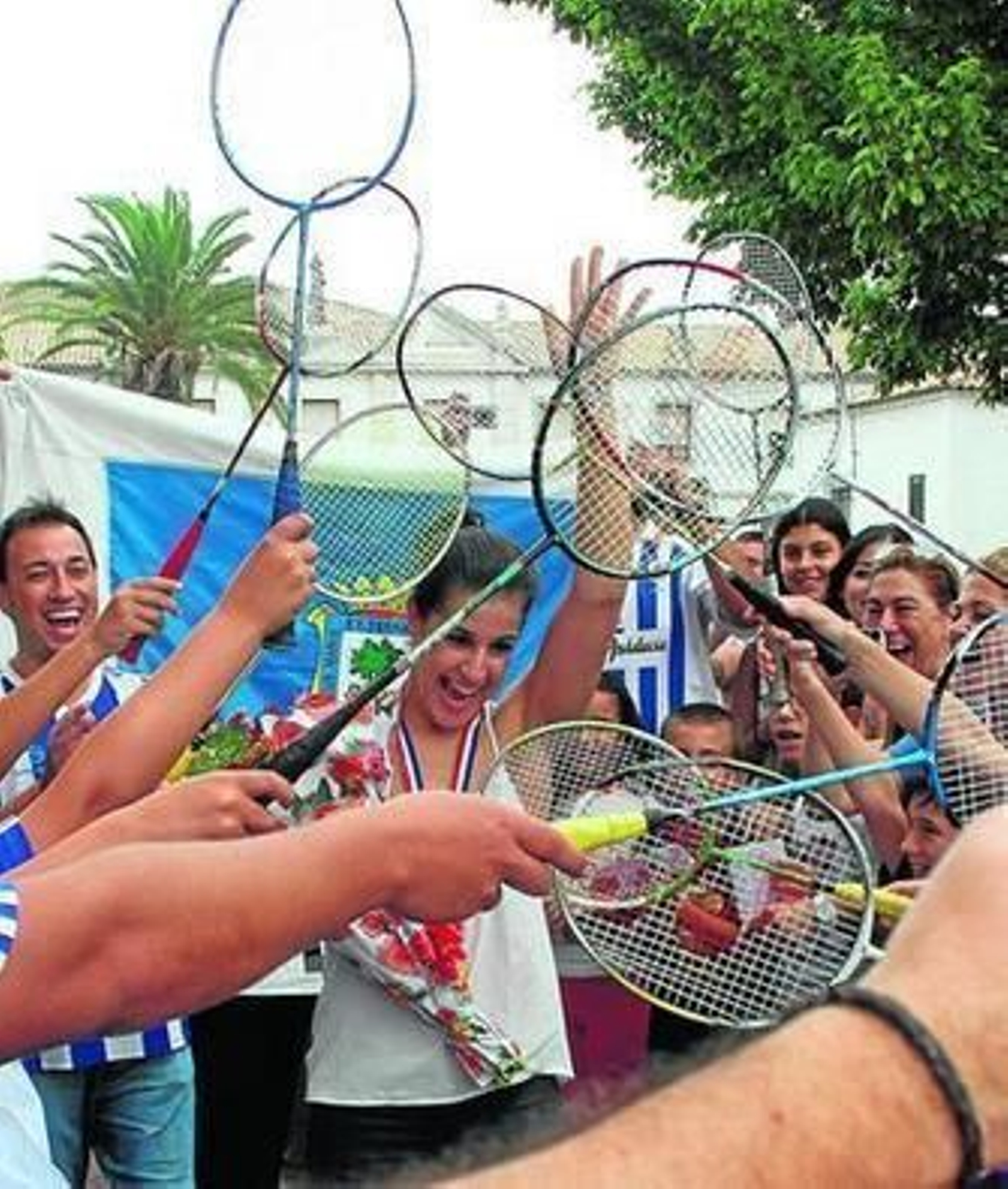 Integrantes del CB IES La Orden le hicieron el pasillo de honor con las raquetas en alto.