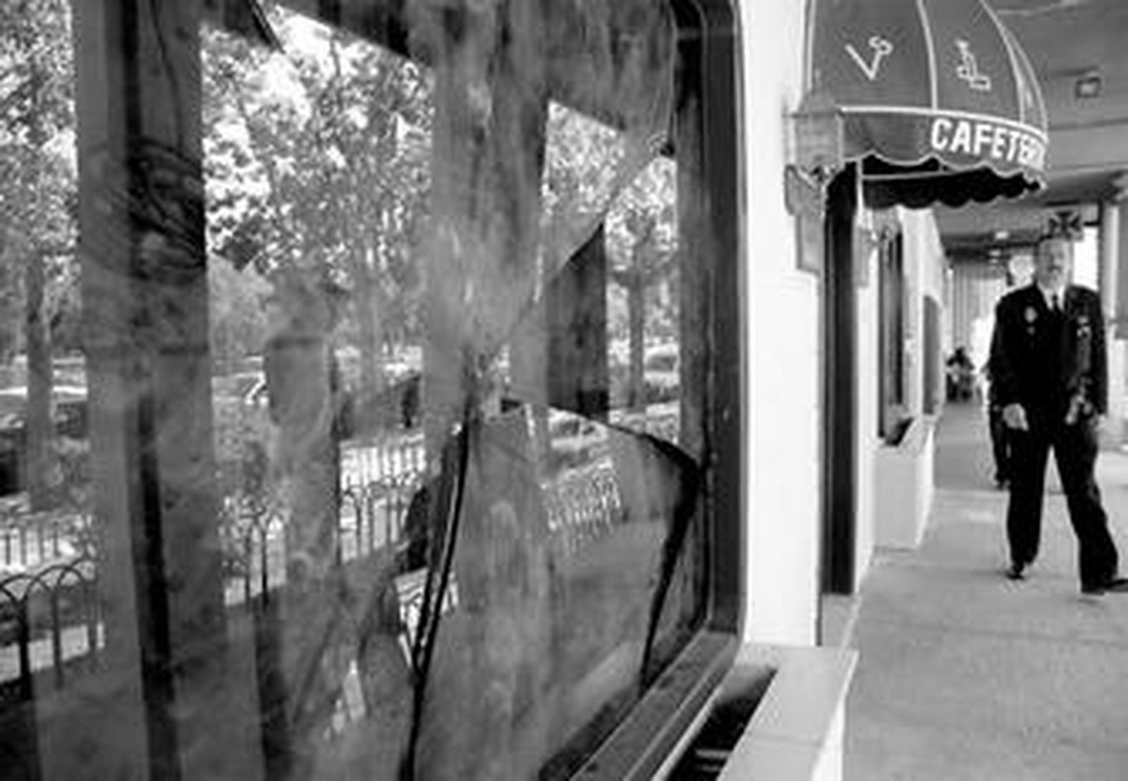 Un policía se dirige ayer al 'pub' de Tomás García Figueras que fue tiroteado horas antes.