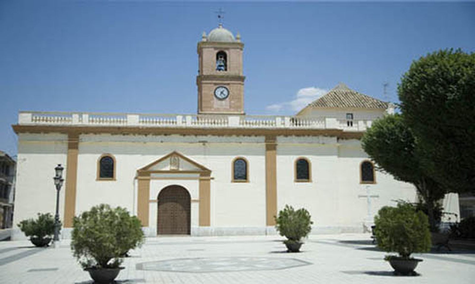 Ayuntamiento de Huétor Tájar. Iglesia de Santa Isabel.