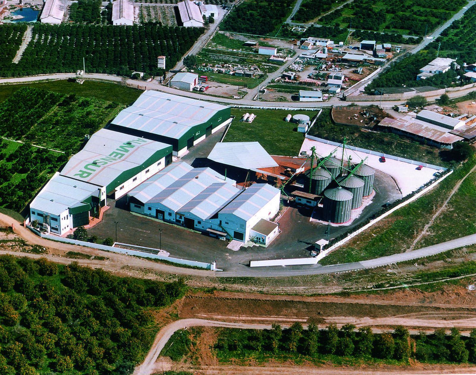 Panorámica del terreno donde se asienta la cooperativa almendrera Almensur.