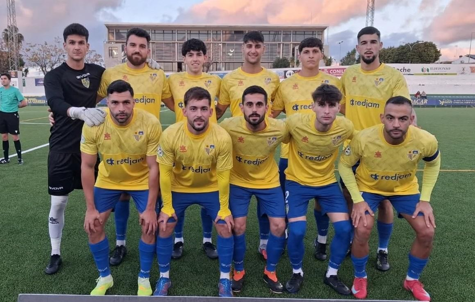 Formación incial de los conileños en el último partido del año.