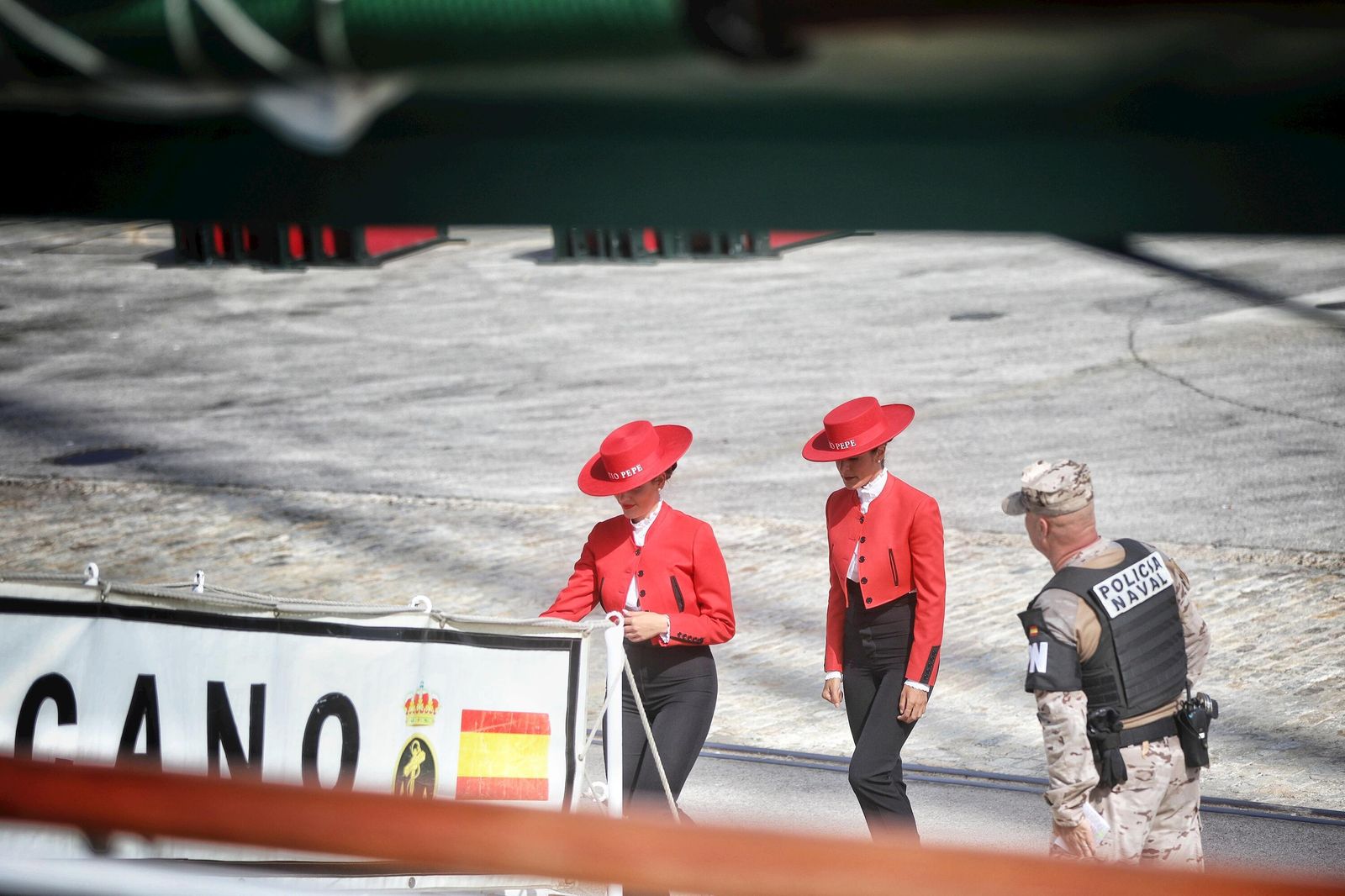Imágenes de la llegada del Tío Pepe Estrella de los Mares de González Byass a bordo del 'Elcano'.