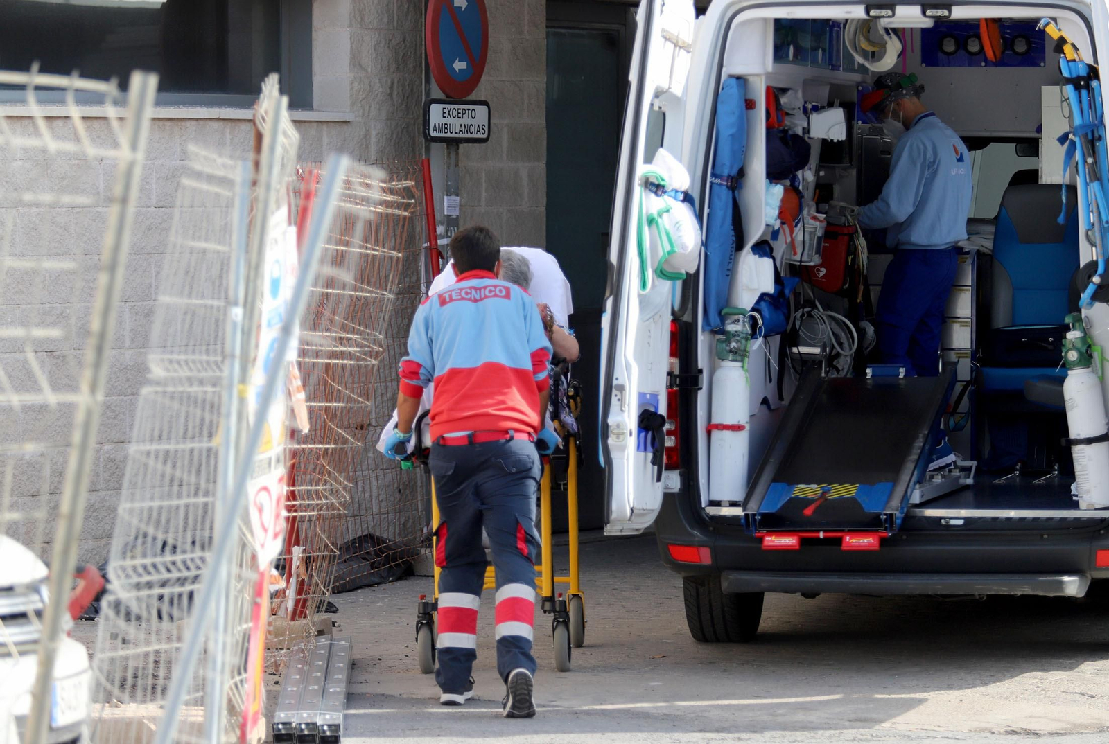 Atención de unos sanitarios a un paciente en el Hospital Juan Ramón Jiménez. Atención de unos sanitarios a un paciente en el Hospital Juan Ramón Jiménez.