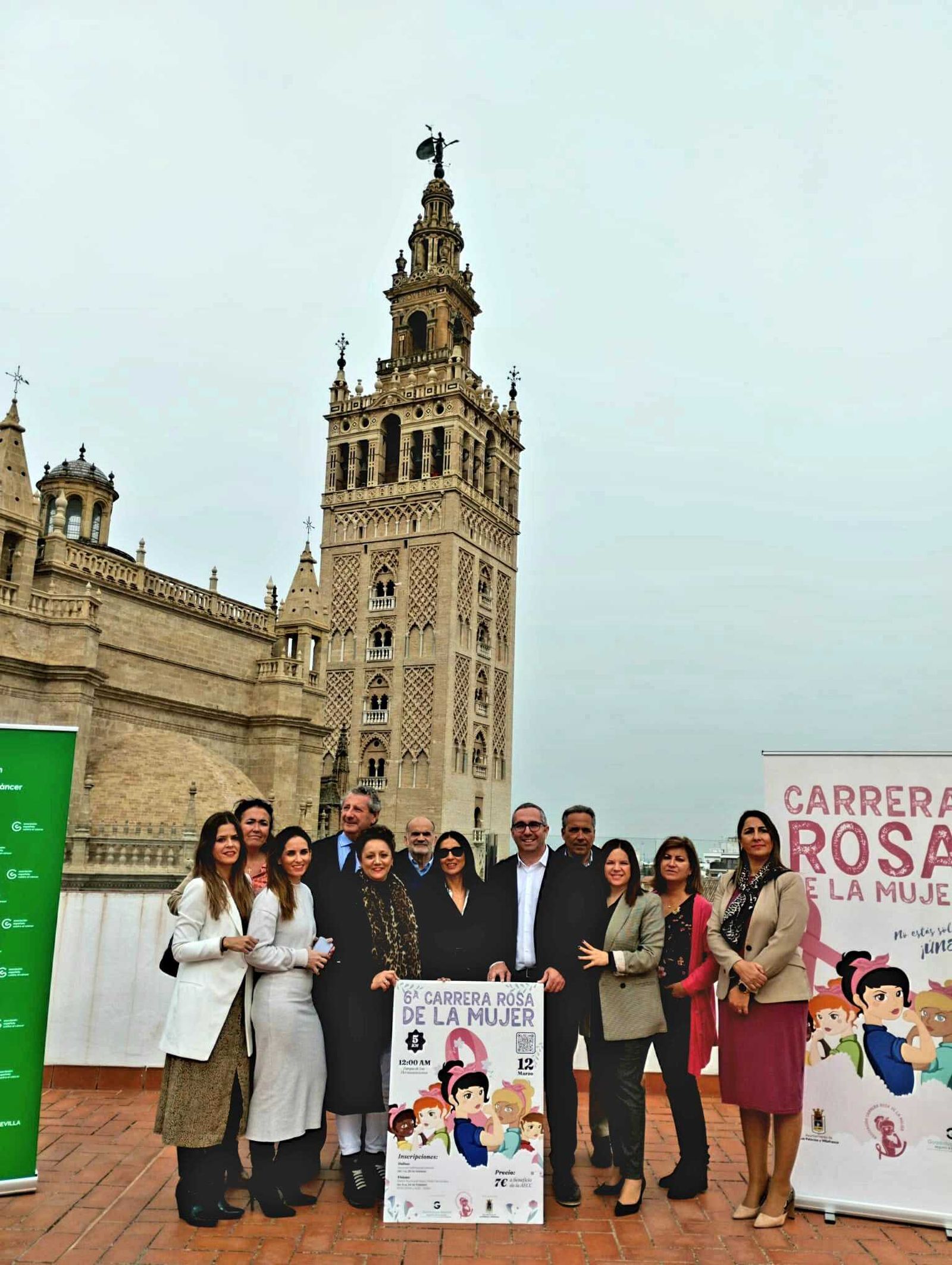 Una imagen de la presentación en la Casa de la Provincia con la Giralda detrás.