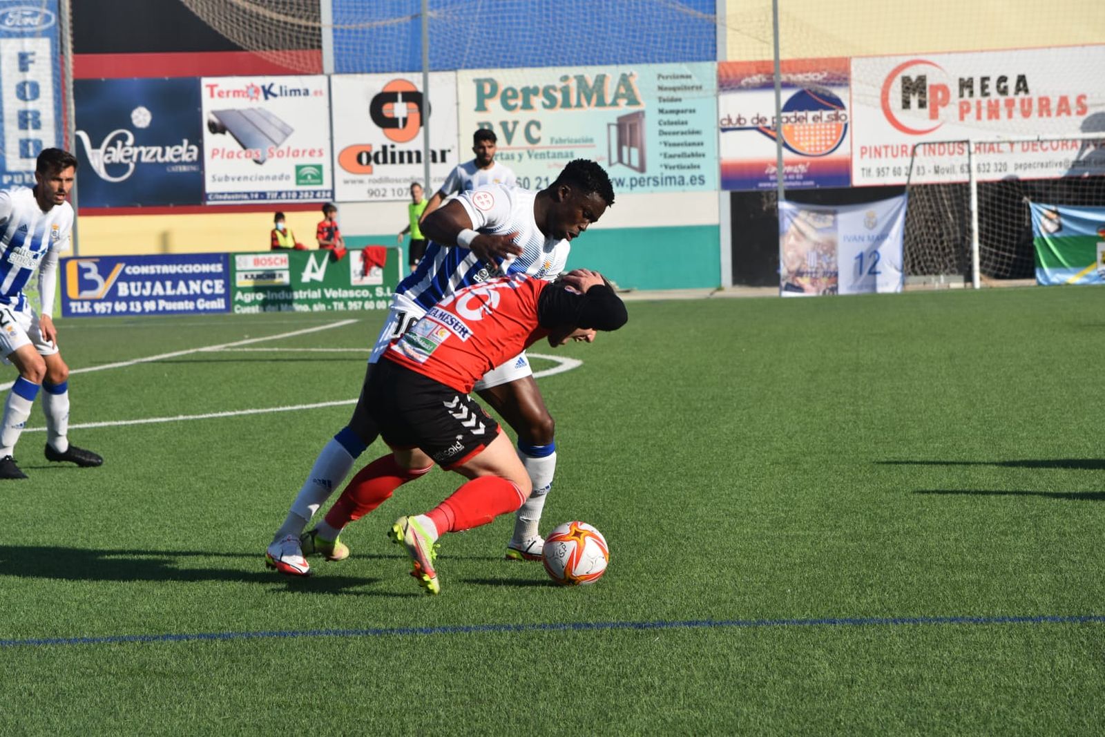 Anaba trata de frenar a Brian Triviño.