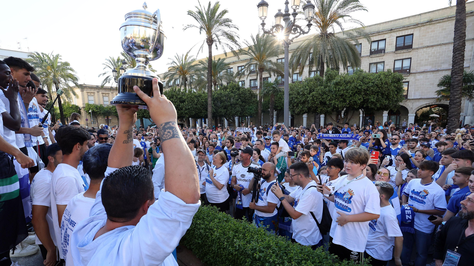 Baño de masas del Xerez CD en Jerez por su ascenso