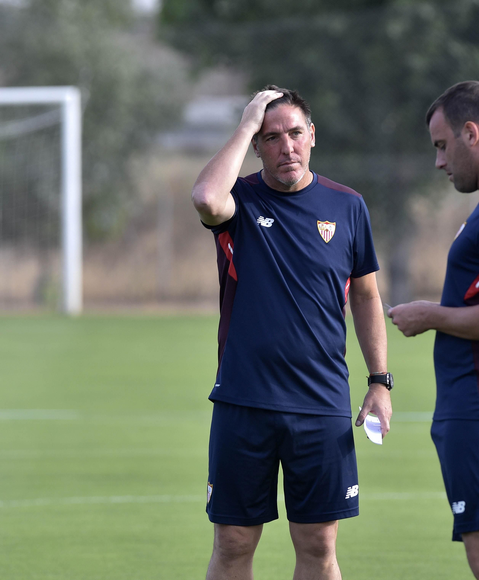 Eduardo Berizzo, durante la sesión de entrenamiento ayer en la ciudad deportiva.