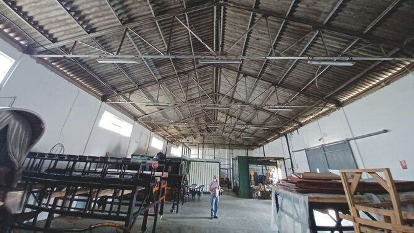 La nave está situada en el centro del municipio. La nave está situada en el centro del municipio.