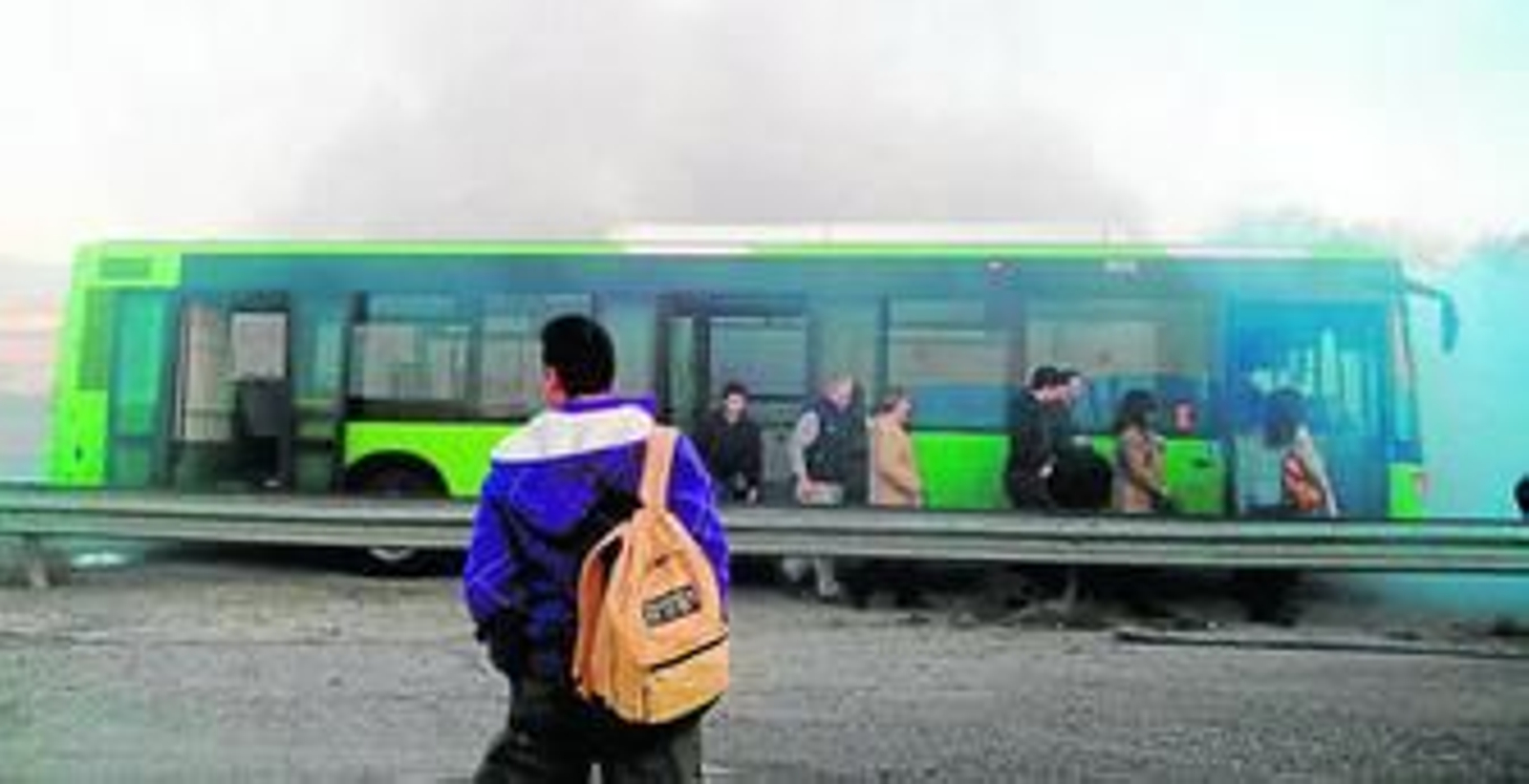 El autobús es desalojado tras producirse la humareda.